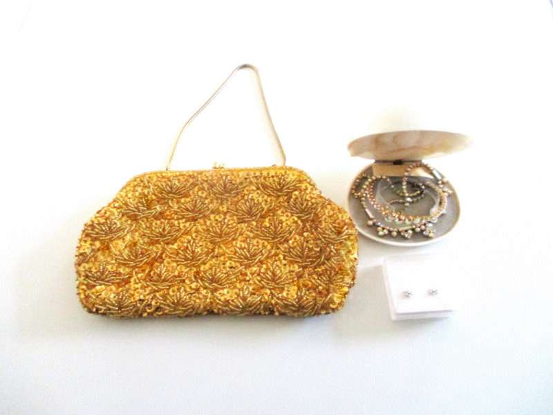 A LOVELY COSTUME JEWELLERY SET AND AN EVENING BAG