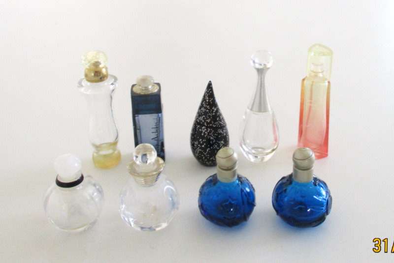 A LOT OF 9 SMALL PERFUME BOTTLES
