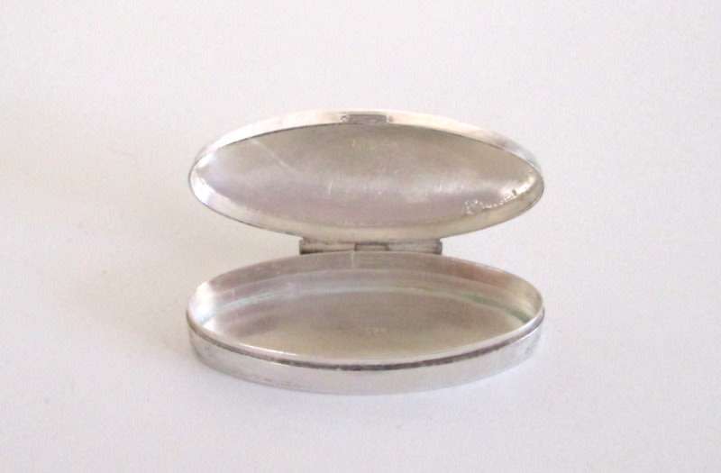 A STERLING SILVER SNUFF  BOX
