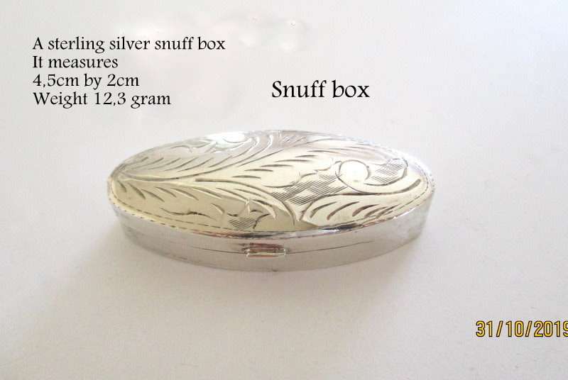 A STERLING SILVER SNUFF  BOX