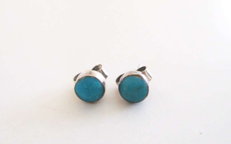 A DAINTY VINTAGE STERLING SILVER RING AND EARRINGS WITH TURGUOISE S-Check your load shedding times