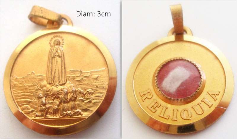 A LOT OF 12 RELIGIOUS MEDALLIONS AND CRUCIFIXES
