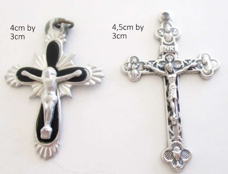 A LOT OF 12 RELIGIOUS MEDALLIONS AND CRUCIFIXES