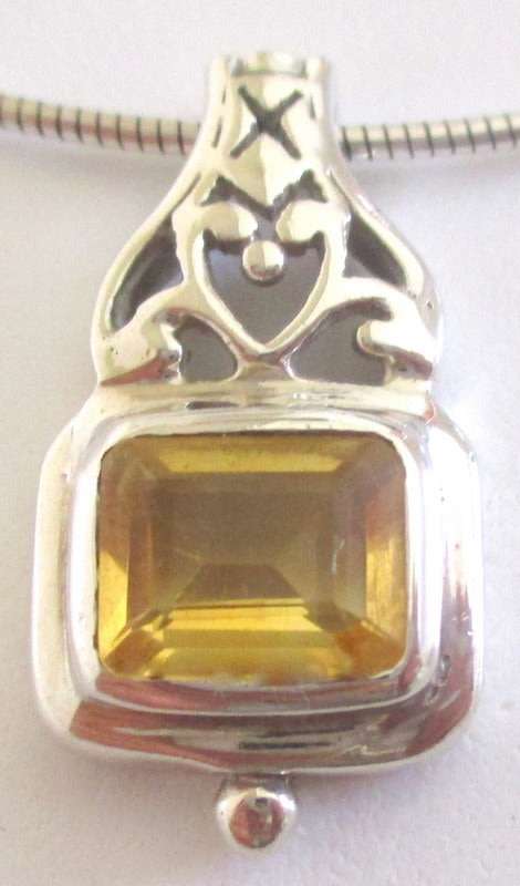 A STERLING SILVER PENDANT ON A STIFF STERLING SILVER CHAIN