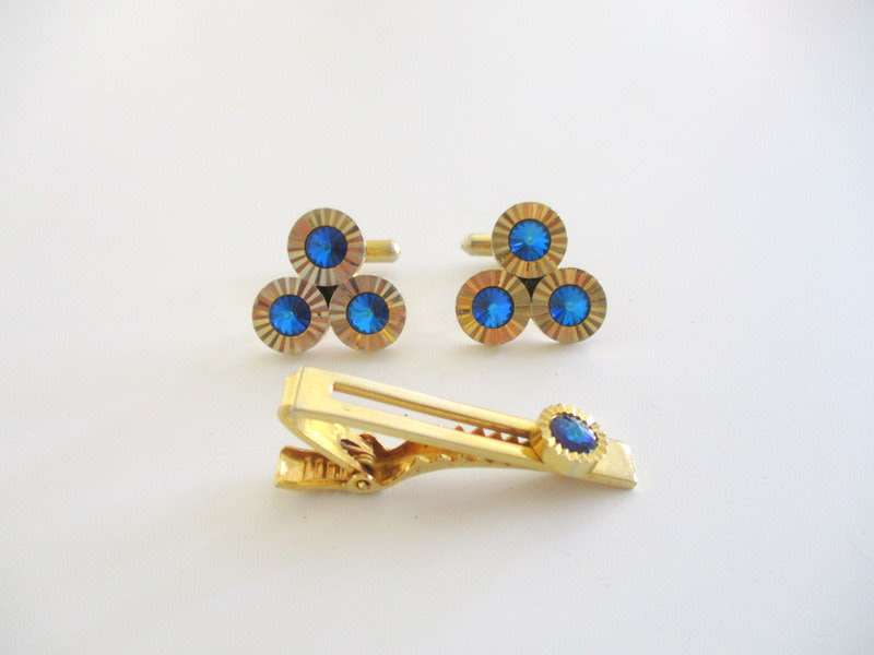A 9ct GOLD ON STERLING SILVER TIE PIN AND OTHER CUFFLINKS AND PINS