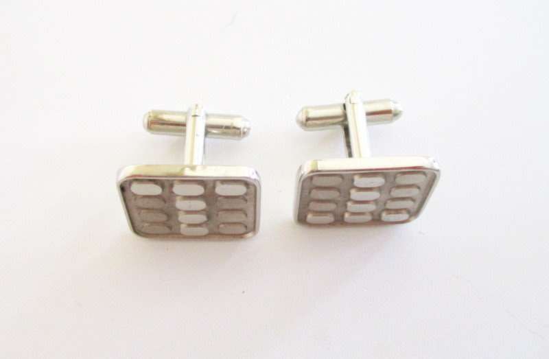 A 9ct GOLD ON STERLING SILVER TIE PIN AND OTHER CUFFLINKS AND PINS