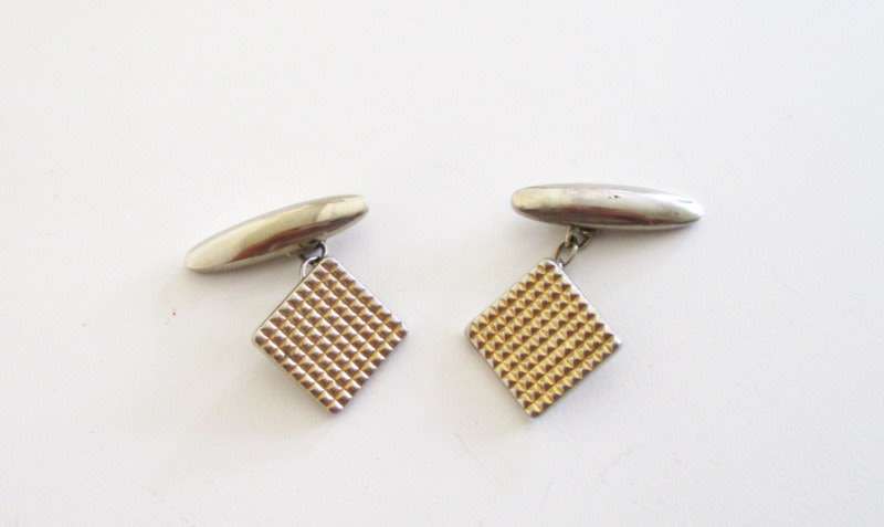 A 9ct GOLD ON STERLING SILVER TIE PIN AND OTHER CUFFLINKS AND PINS