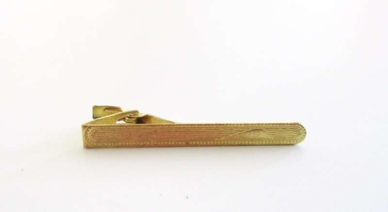A 9ct GOLD ON STERLING SILVER TIE PIN AND OTHER CUFFLINKS AND PINS