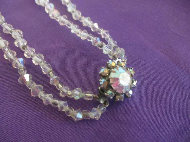 A DOUBLE STRING OF VINTAGE CRYSTAL BEADS