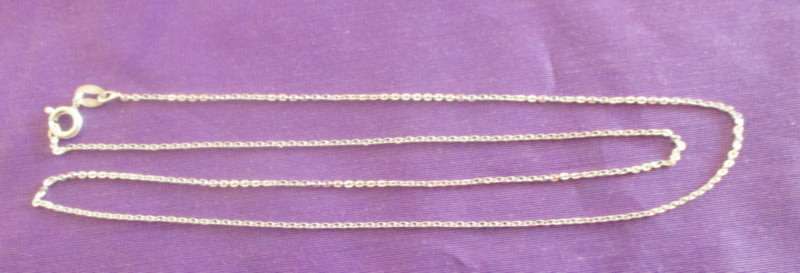 A STERLING SILVER CHAIN --50cm