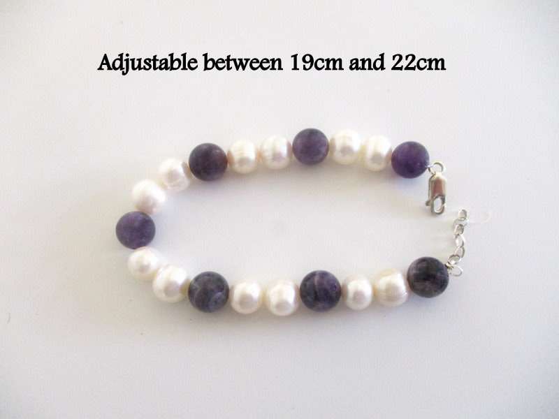 A  FRESH WATER PEARL AND TANZANITE BEADED BRACELET ON A STERLING SILVER CLASP