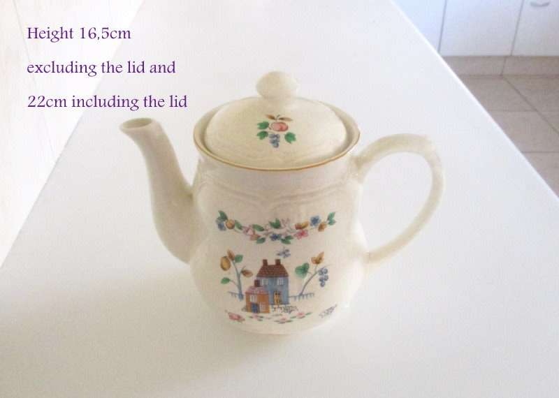 A DECORATVE TEAPOT--IN PERFECT CONDITION  (B)