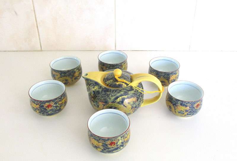 A BEAUTIFUL HAND PAINTED TRADITIONAL TEASET IN ORIGINAL BOX---PERFECT (A)
