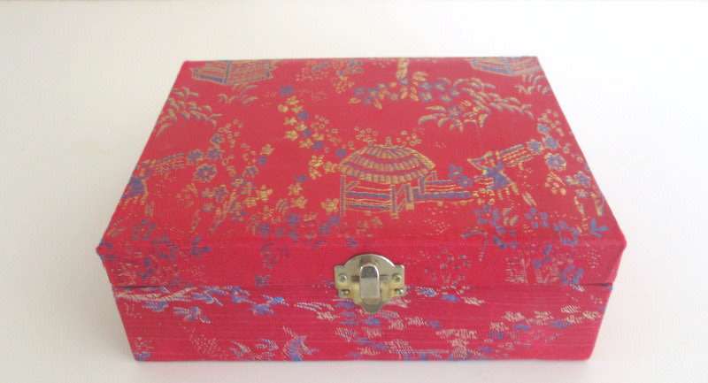 A BEAUTIFUL  TRADITIONAL TEASET IN ORIGINAL BOX---PERFECT (B)