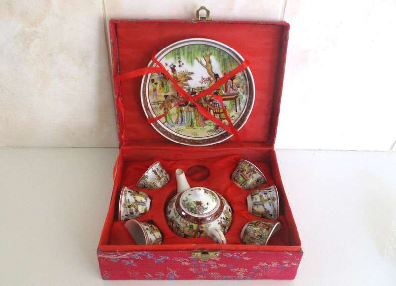 A BEAUTIFUL  TRADITIONAL TEASET IN ORIGINAL BOX---PERFECT (B)
