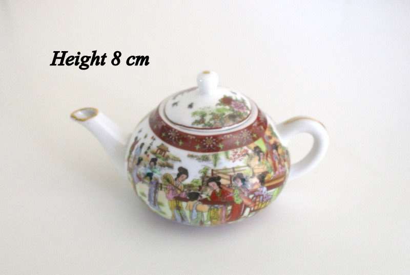 A BEAUTIFUL  TRADITIONAL TEASET IN ORIGINAL BOX---PERFECT (B)