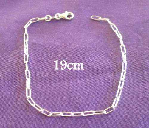 A 19cm STERLING SILVER BRACELET WITH OPEN OBLONG LINKS--NEW