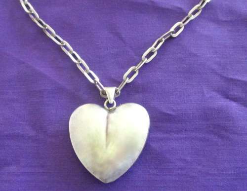 A 72cm LONG STERLING SILVER CHAIN WITH A STERLING SILVER HEART PENDANT