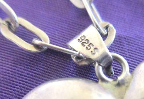 A 72cm LONG STERLING SILVER CHAIN WITH A STERLING SILVER HEART PENDANT