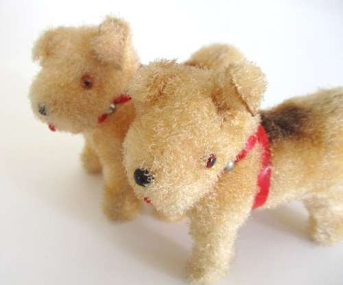 A PAIR OF VINTAGE TINPLATE AND MOHAIR DOGS