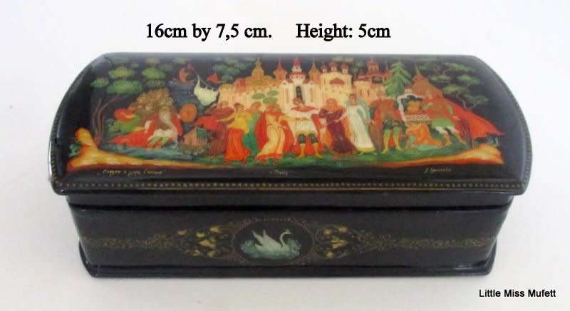 AN INTRICATE DETAILED HAND PAINTED RUSSIAN TRINKET BOX----SIGNED