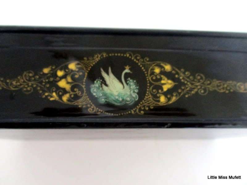 AN INTRICATE DETAILED HAND PAINTED RUSSIAN TRINKET BOX----SIGNED