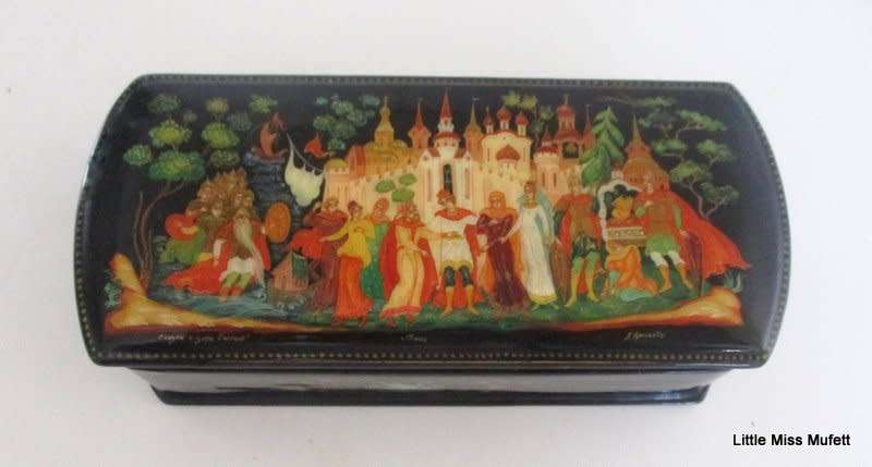 AN INTRICATE DETAILED HAND PAINTED RUSSIAN TRINKET BOX----SIGNED