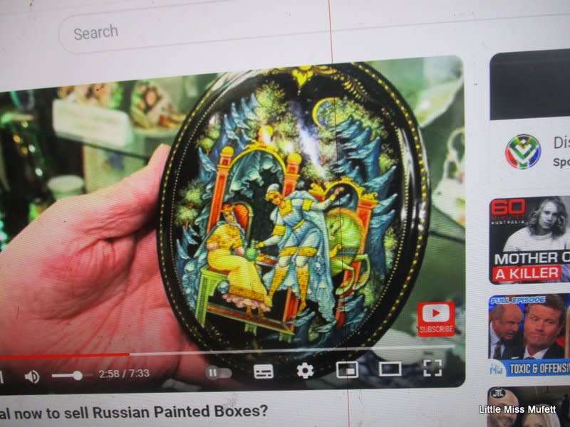 AN INTRICATE DETAILED HAND PAINTED RUSSIAN TRINKET BOX----SIGNED