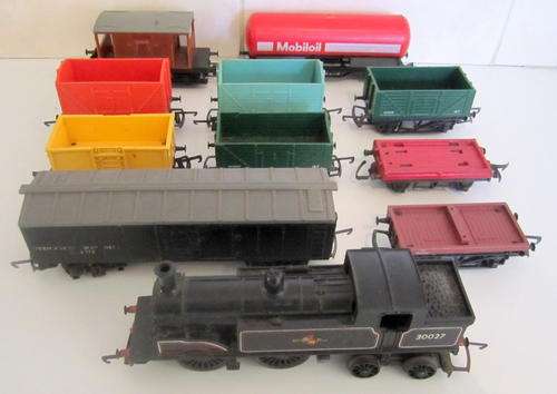 NOTE THE DESCRIPTION---AN ENGINE AND10 OTHER  PIECES OF A TRAIN SET