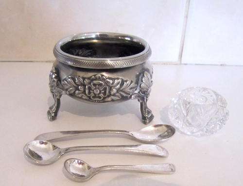 AN ATTRACTIVE LARGE SILVER PLATED SALT,A CRYSTAL SALT,2 SALT SPOONS AND A MUSTARD SPOON