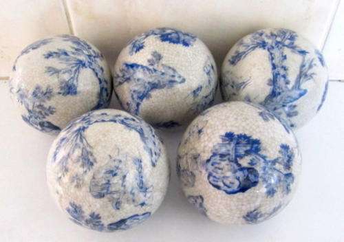 5 LARGE BLUE AND WHITE BALLS MADE WITH THE CRACKLING LOOK>