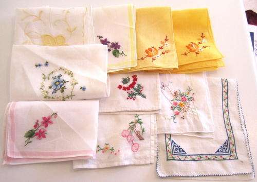 A LOT OF 9 VINTAGE HANDKERCHIEFS AND A HANDKERCHIEF BAG
