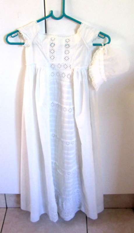 AN ANTIQUE 100 YR OLD CHRISTENING GOWN PLUS A LATER BONNET--NOTE DESCRIPTION