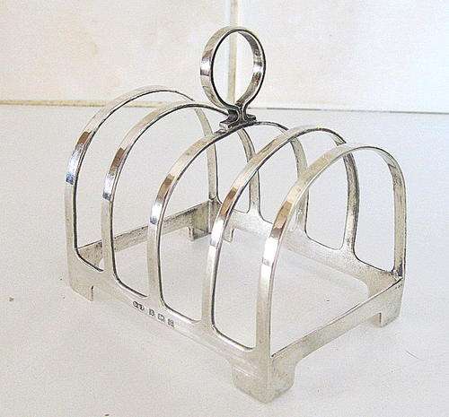 A SMALL HALLMARKED SILVER TOAST RACK---38,4gram