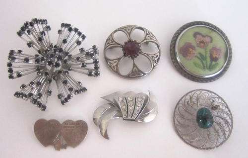 A LOT OF VINTAGE COSTUME JEWELLERY