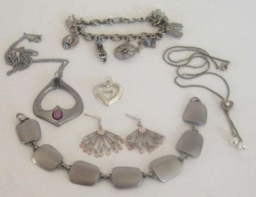 A LOT OF NICE COSTUME JEWELLERY INCLUDING A CHARM BRACELET
