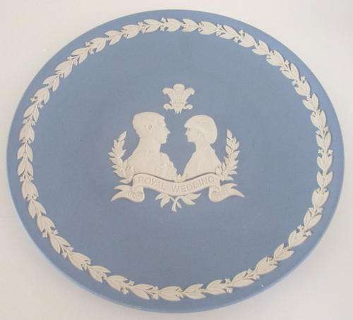 A LARGE WEDGEWOOD BLUE JASPERWARE ROYAL WEDDING PLATE --PERFECT