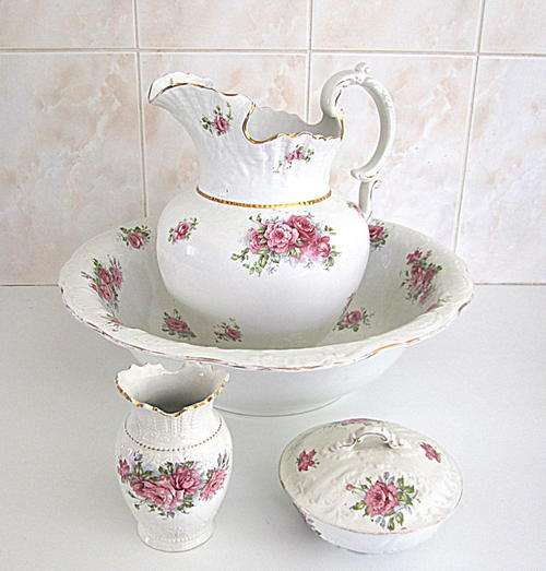 A LARGE VICTORIAN CERAMIC WASHSTAND SET.--Read description