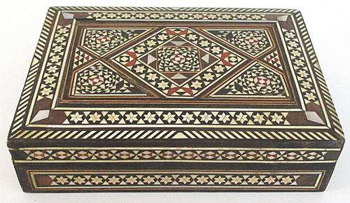 AN ATTRACTIVE INLAID WOODEN  BOX