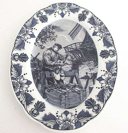 A DELFT OVAL WALL PLATE LIMITED EDITION "THE OLD CLOG MAKER"-PERFECT