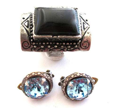 A LARGE COSTUME JEWELLERY RING AND A PAIR OF EARRINGS WITH BLUE STONES