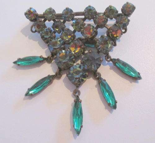 A VINTAGE  BROOCH .