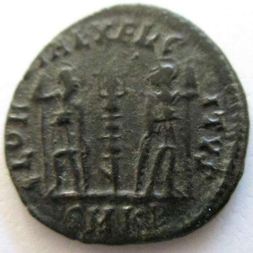 ANCIENT BRONZE COIN --CONSTANTINE-2 SOLDIERS HOLDING SPEARS AND 1 STANDARD - GUARANTEED AUTHENTIC