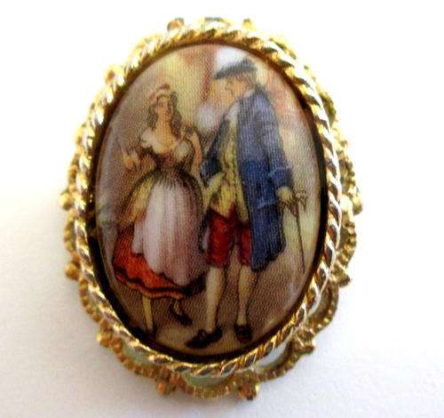 A VINTAGE BROOCH