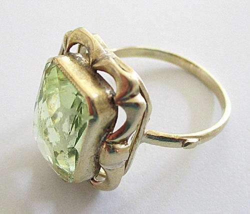 A VINTAGE 14ct GOLD AND PERIDOT RING--Read description