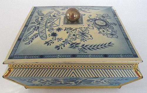 A VINTAGE BLUE AND WHITE TIN