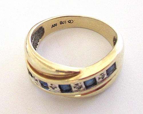 A 9ct GOLD DIAMOND AND SAPPHIRE RING