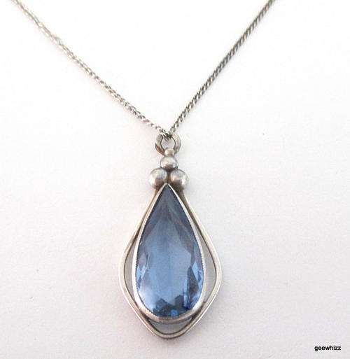A SOLID SILVER PENDANT AND CHAIN