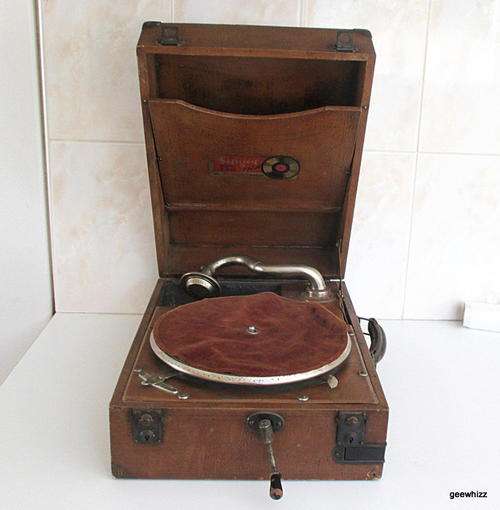 A VINTAGE SINGER GRAMOPHONE--IN WORKING ORDER