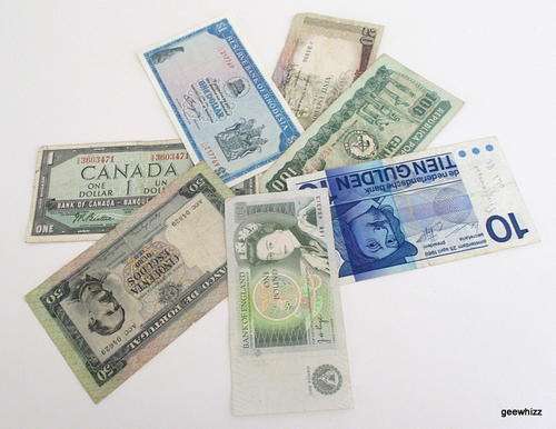 A LOT OF INTERNATIONAL BANK NOTES